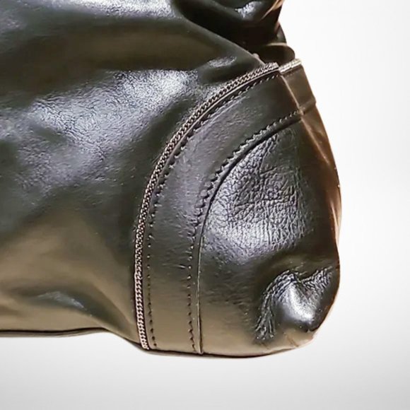 Gorgeous CHANEL handbag w/ large CC logo. Black shiny leather monili metal trim - Picture 4 of 16